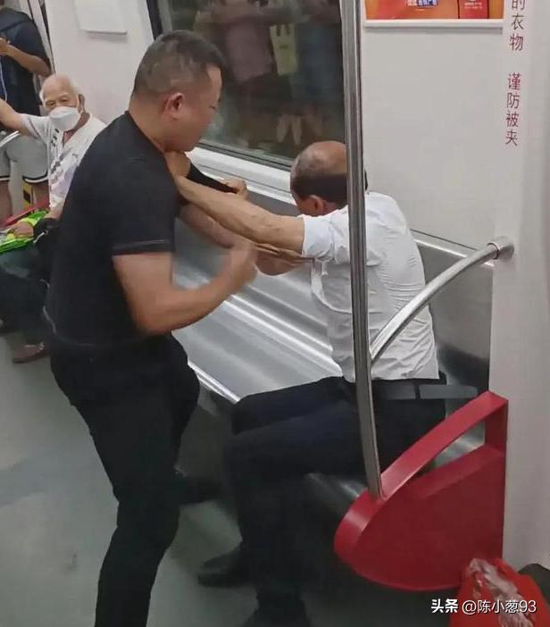 男子乘地铁用行李占座与人发生口角,一场关于公共空间的成年人冲突 男子乘地铁用行李占座与人发生口角,一场关于公共空间的成年人冲突