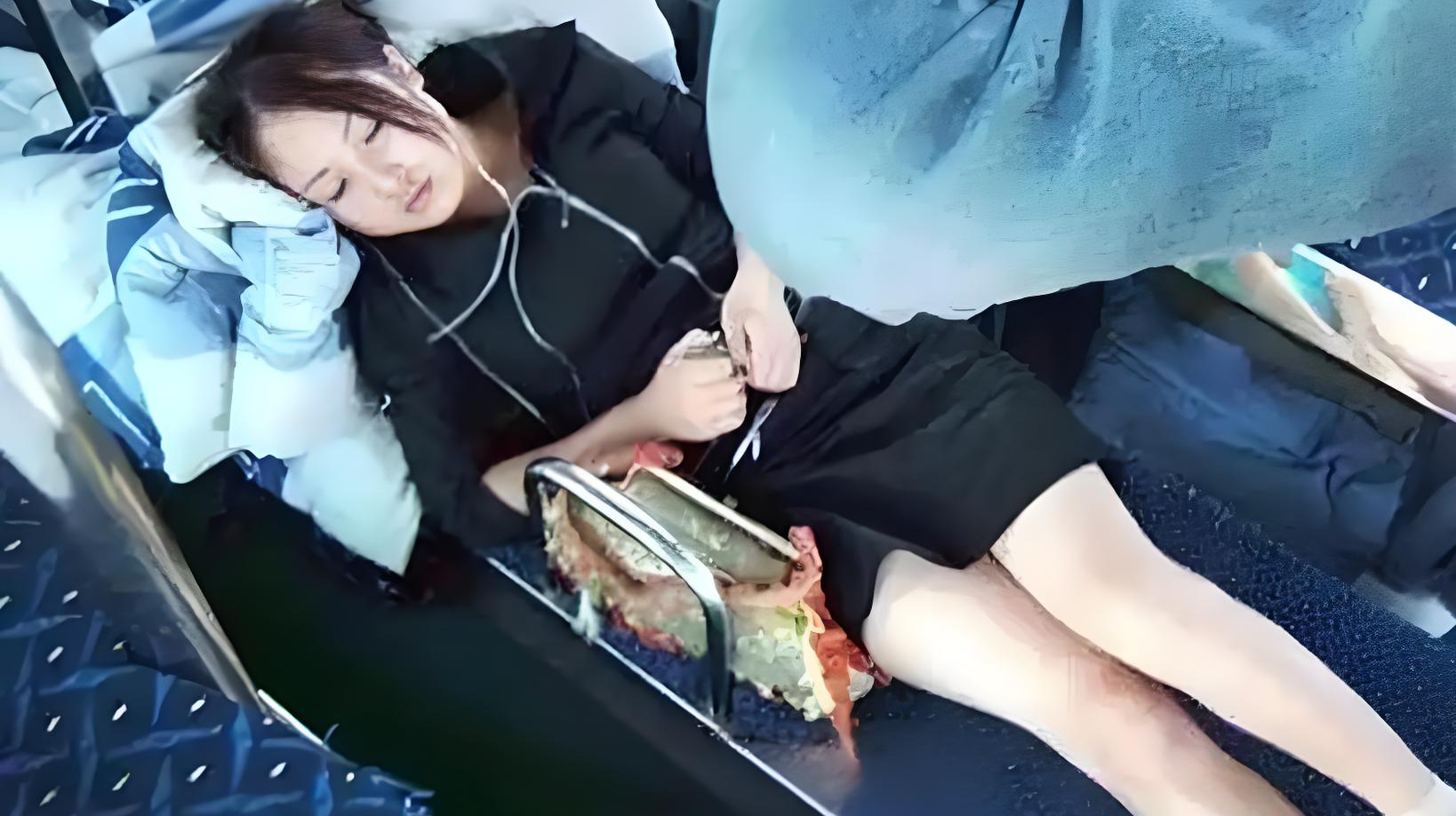 男子把卧铺让给妹妹被列车员制止，规则与人情，到底该听谁的？