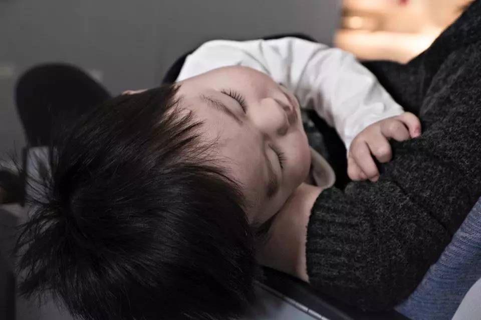 那个要抱抱的小男孩，让我想起爱这件事从来不需要理由
